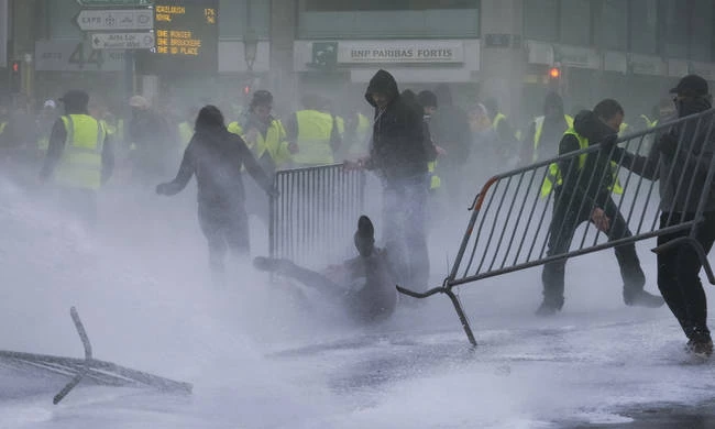 Ο «πυρετός» των διαδηλώσεων εξαπλώνεται στην Ευρώπη: Χιλιάδες στους δρόμους των Βρυξελλών για την κλιματική αλλαγή (βίντεο)